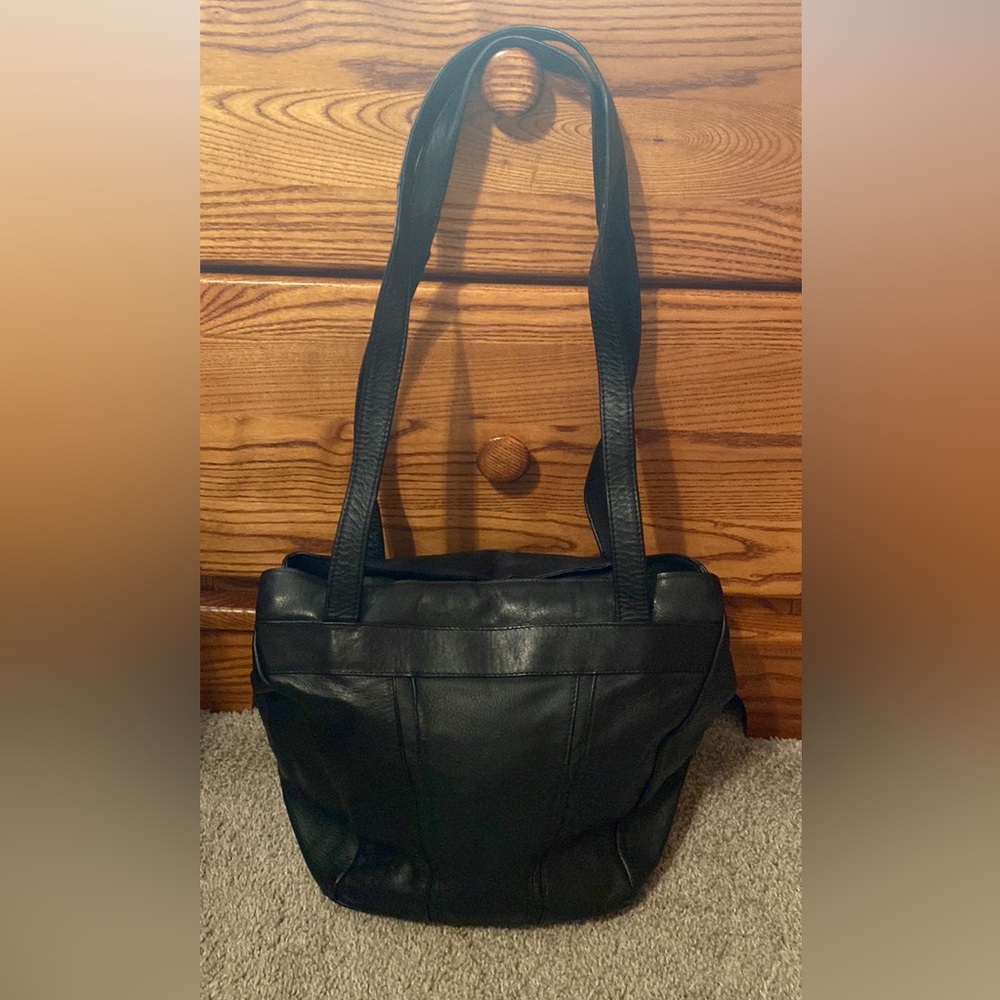 EUC black leather shoulder bag made in Italy.